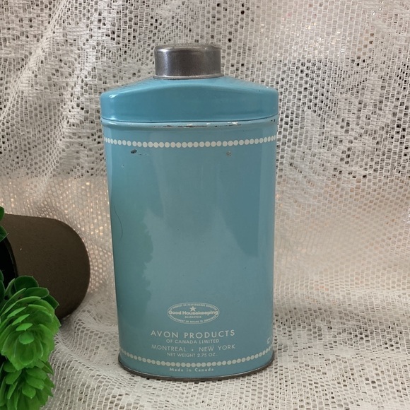 Vintage 1970s Avon Heres My Heart Perfumed Talc Body Powder with some powder. - Picture 3 of 6